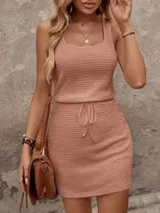 Evelyn -  Elegantes ärmelloses Strickkleid mit Kordelzug und Rüschendetail