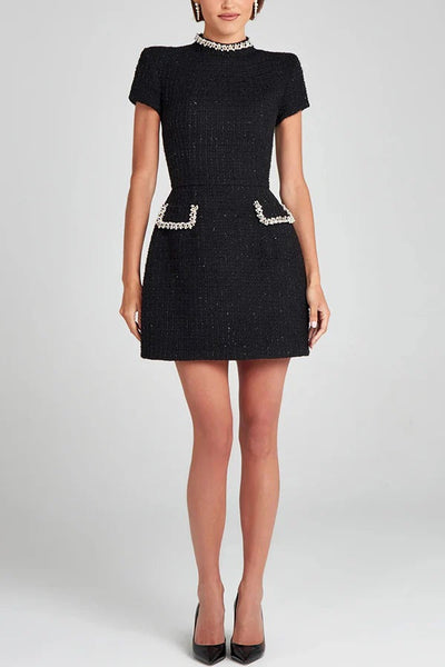 Leslie® | Exquisites und verspieltes Minikleid aus Tweed-Stoff mit Perlenbesatz, kurzen Ärmeln und Taschen