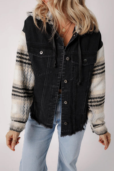 Jessie® | Schwarze Patchwork-Jeansjacke mit karierten Ärmeln und ausgefranstem Saum und Kapuze