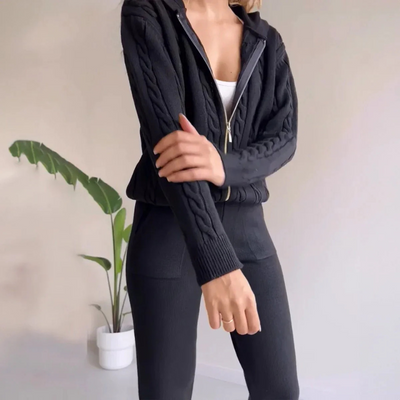 Zweiteiliges Set Aus Oberteil Mit Reißverschluss Und Kurzer Hose Für Damen | Kapuze