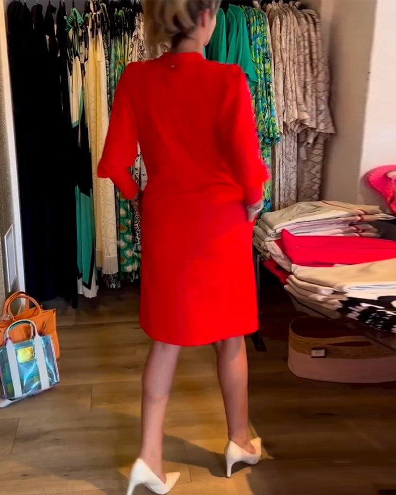 Schlichtes langärmeliges kleid mit v-ausschnitt