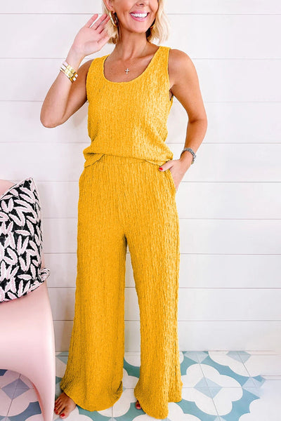 Matilde® | Gelbes Set aus Tanktop mit U-Ausschnitt in Knitteroptik und Hose mit weitem Bein