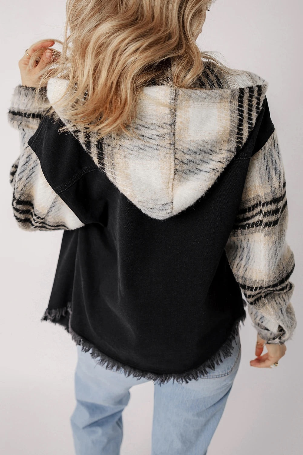Jessie® | Schwarze Patchwork-Jeansjacke mit karierten Ärmeln und ausgefranstem Saum und Kapuze
