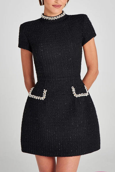 Leslie® | Exquisites und verspieltes Minikleid aus Tweed-Stoff mit Perlenbesatz, kurzen Ärmeln und Taschen