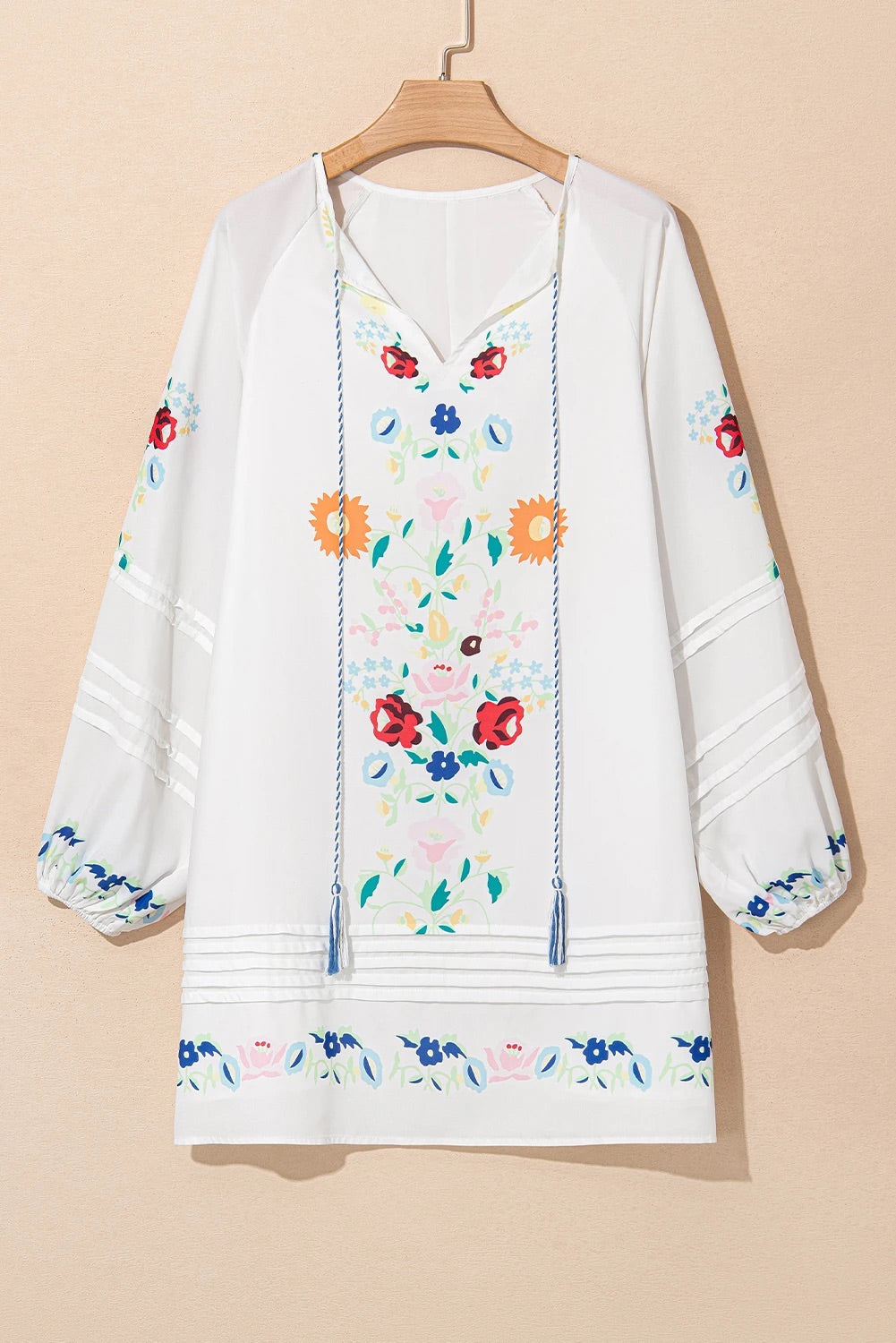 Hope® | Weißes Boho-Minikleid mit floralem Quastenband und V-Ausschnitt