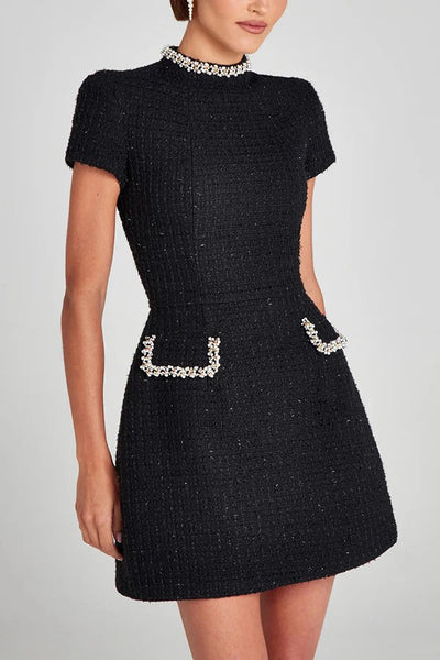 Leslie® | Exquisites und verspieltes Minikleid aus Tweed-Stoff mit Perlenbesatz, kurzen Ärmeln und Taschen