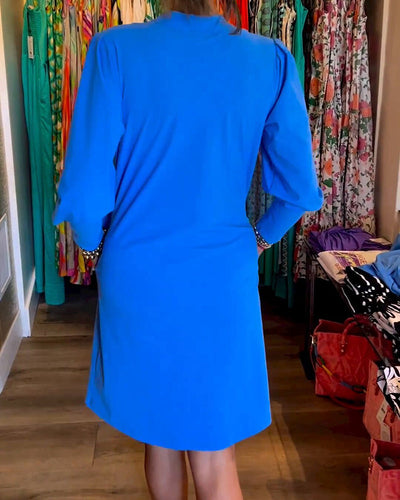 Schlichtes langärmeliges kleid mit v-ausschnitt