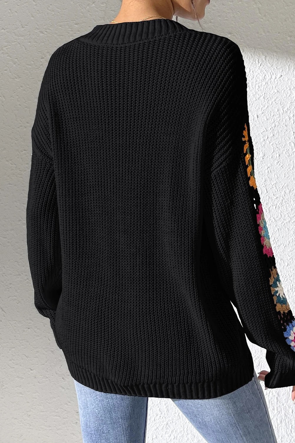 Heidi® | Schwarzer Pullover mit gehäkeltem Blumenspleiß und V-Ausschnitt