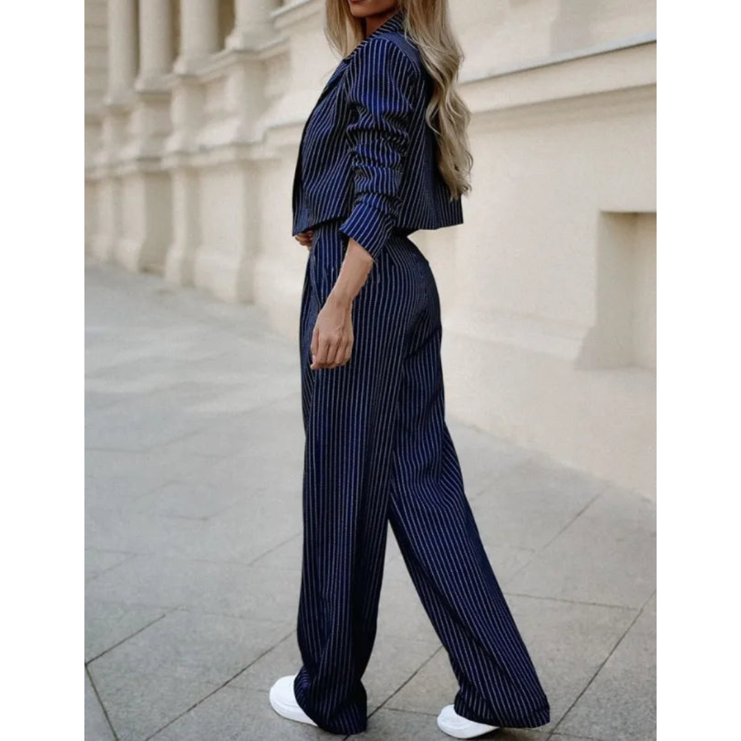 Gestreiftes Anzugset für Damen