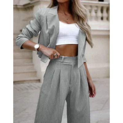 Gestreiftes Anzugset für Damen