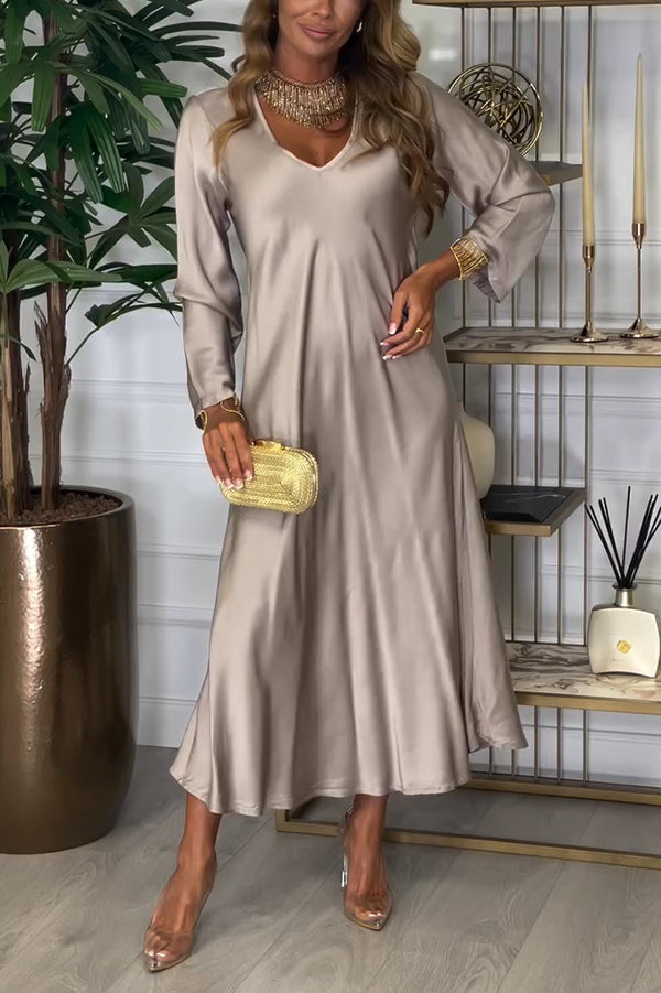 Maggie® | Einfarbiges, locker drapiertes Maxikleid mit V-Ausschnitt und langen Ärmeln