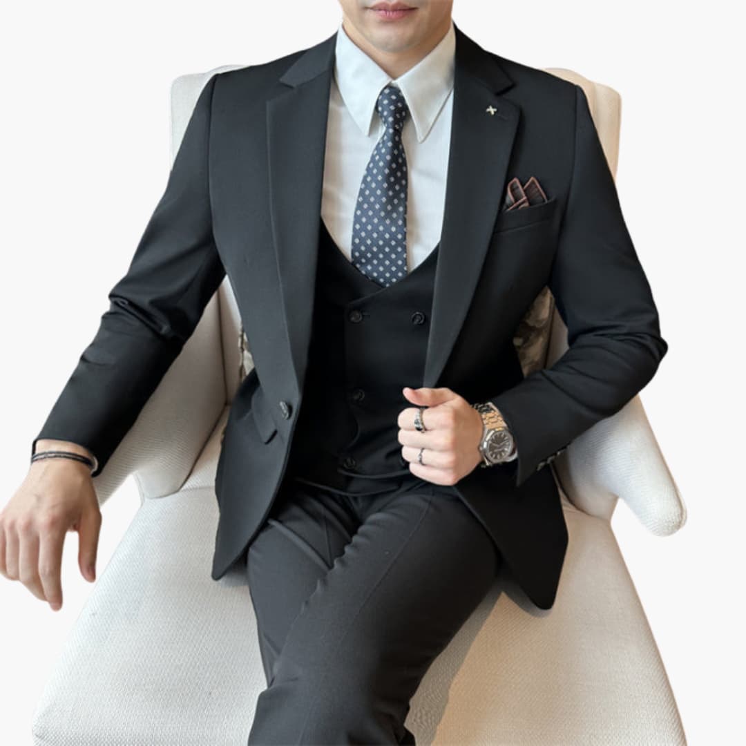 Herrenanzug dreiteilig mit Knopfverschluss und Reverskragen