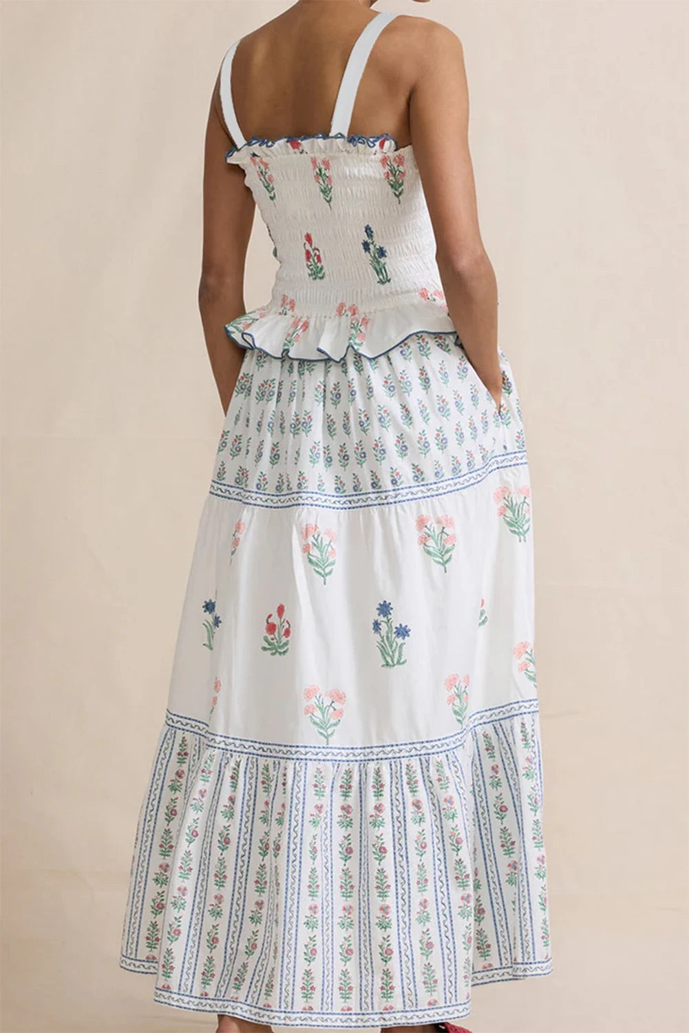 Helena® | Weißes Boho-Kleid mit gesmoktem Mieder, Blumendruck und Rüschen