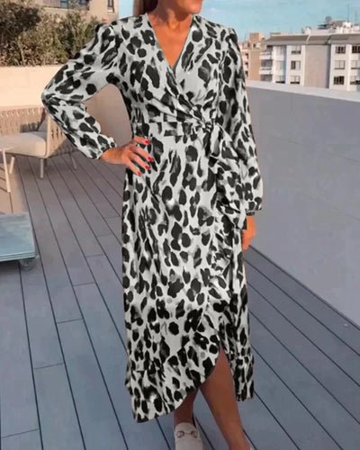 Kleid mit v-ausschnitt und leopardenmuster
