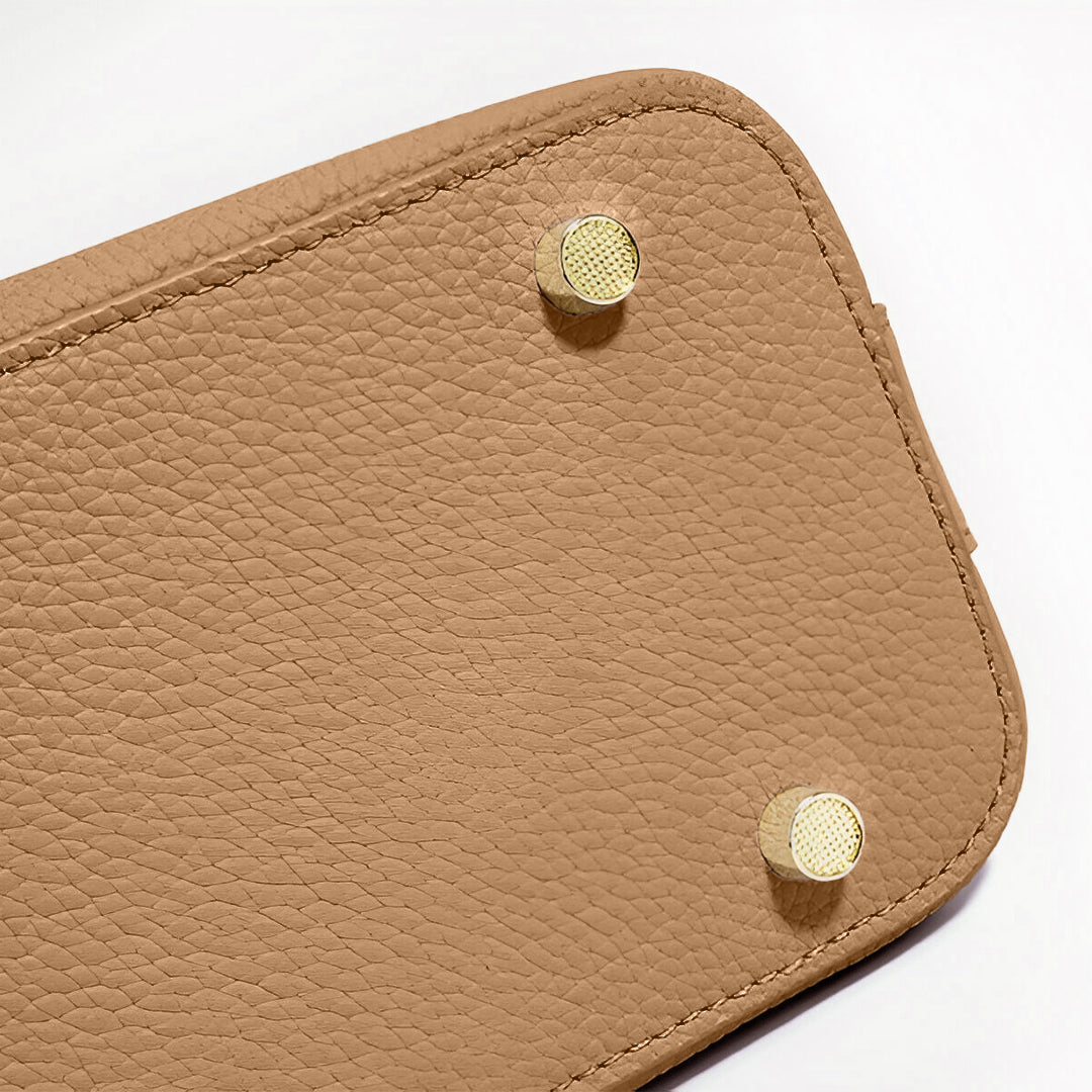 Delia | Kleine Damen-Schultertasche aus strukturiertem Leder in Camel mit goldfarbenem Schlossverschluss