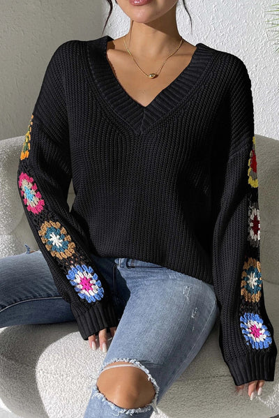 Heidi® | Schwarzer Pullover mit gehäkeltem Blumenspleiß und V-Ausschnitt