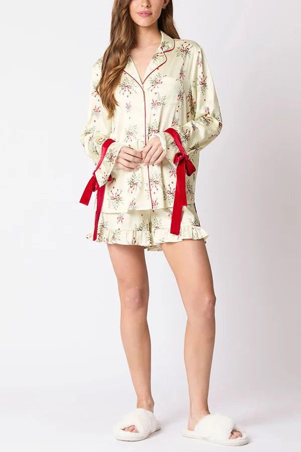 Marlene® | Weihnachtsmode-Set mit bedrucktem Oberteil mit Fliege und Shorts mit elastischem Bund und Rüschen