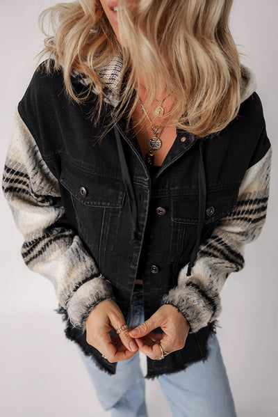 Jessie® | Schwarze Patchwork-Jeansjacke mit karierten Ärmeln und ausgefranstem Saum und Kapuze