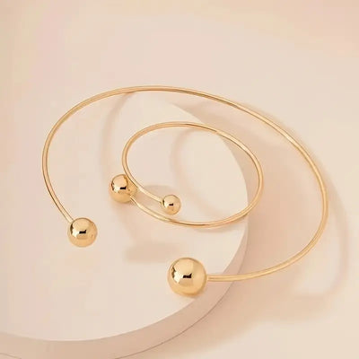 Set aus minimalistischen Gold-Halsband und Armreifen