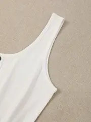 Lily | Lässiger ärmelloser Damen-Romper mit Knopfdetails