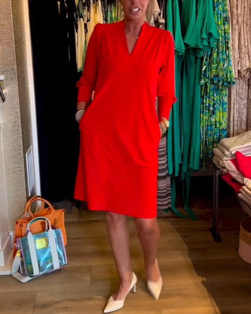 Schlichtes langärmeliges kleid mit v-ausschnitt