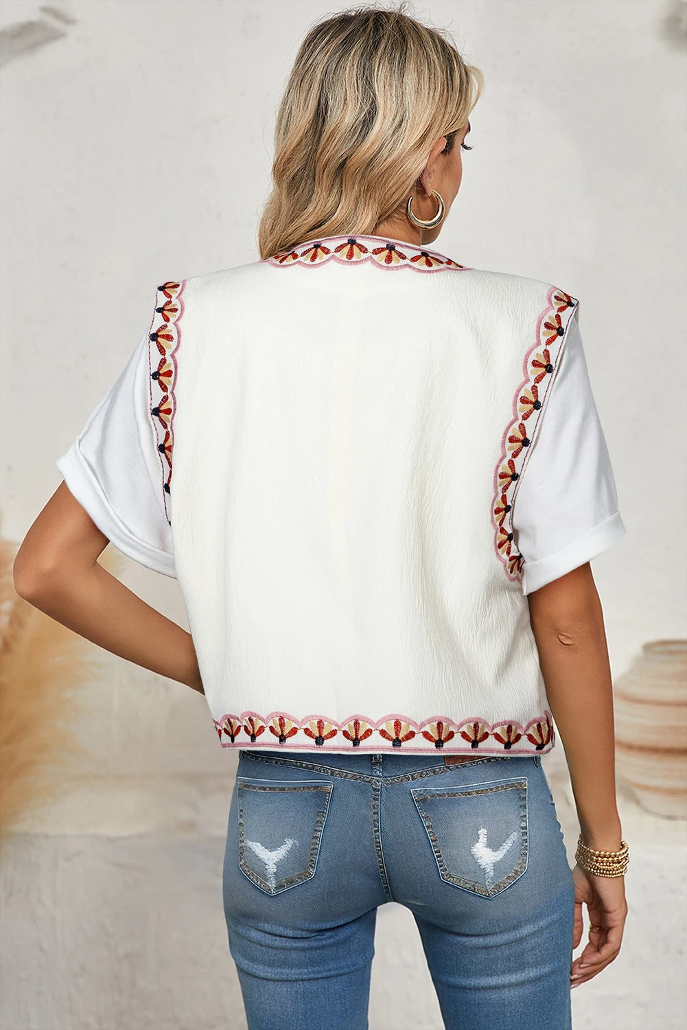 Madeleine® | Weiße Strickjacke mit Boho-Blumenstickerei