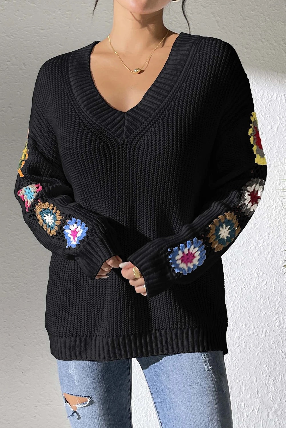 Heidi® | Schwarzer Pullover mit gehäkeltem Blumenspleiß und V-Ausschnitt