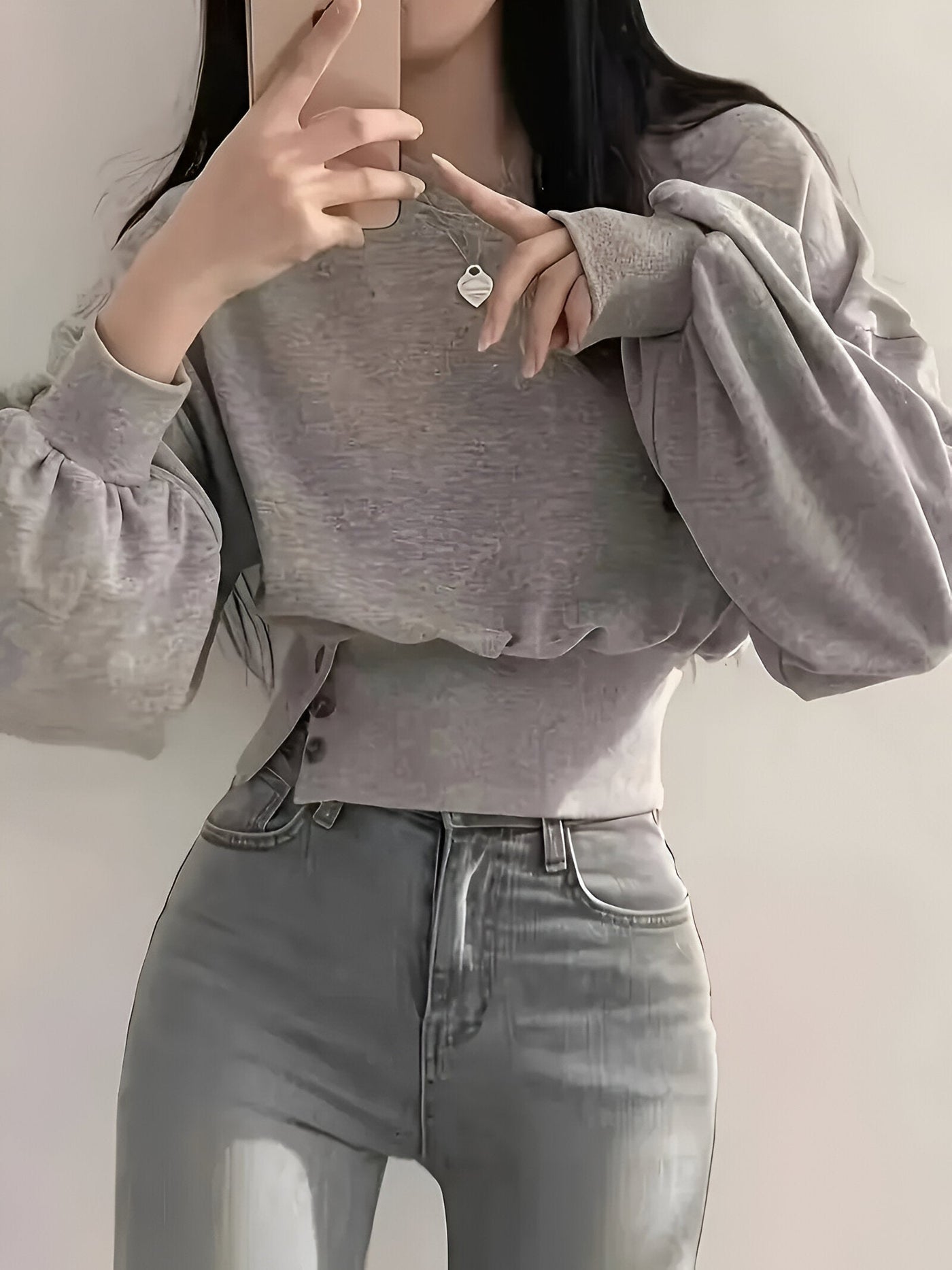 Gudrun | Lässiger Luxus: Elegantes T-Shirt in Uni-Farbe mit Knopfdetail