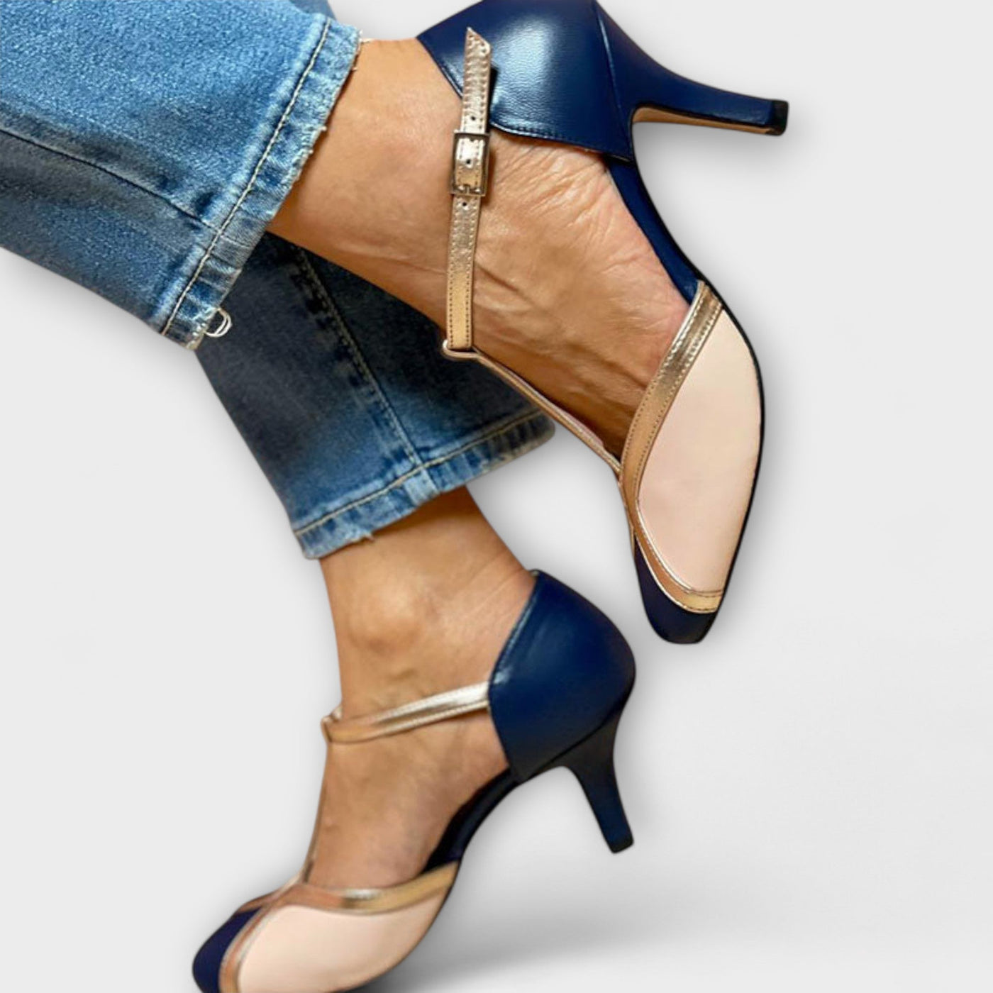 Alessia – Eleganz mit Zwei-Tönen T-Riemen