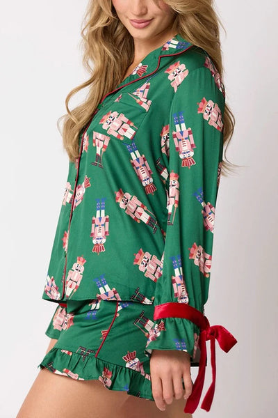Marlene® | Weihnachtsmode-Set mit bedrucktem Oberteil mit Fliege und Shorts mit elastischem Bund und Rüschen