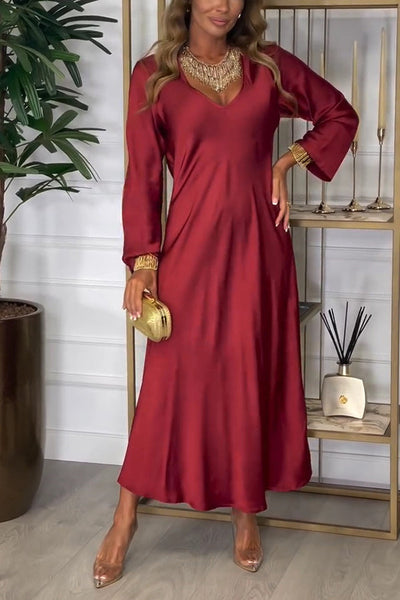 Maggie® | Einfarbiges, locker drapiertes Maxikleid mit V-Ausschnitt und langen Ärmeln