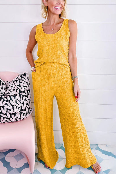 Matilde® | Gelbes Set aus Tanktop mit U-Ausschnitt in Knitteroptik und Hose mit weitem Bein