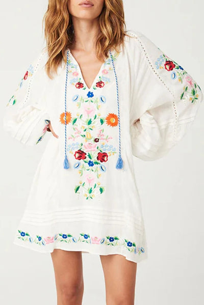 Hope® | Weißes Boho-Minikleid mit floralem Quastenband und V-Ausschnitt