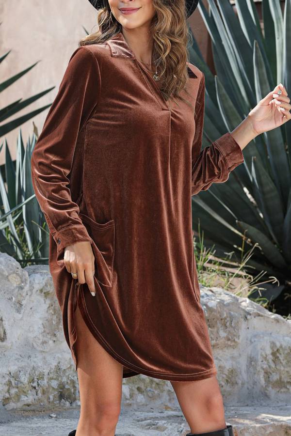 Margaret® | Kaffeebraunes Samtkleid mit Laschenärmeln, Kragen und V-Ausschnitt