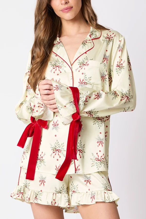 Marlene® | Weihnachtsmode-Set mit bedrucktem Oberteil mit Fliege und Shorts mit elastischem Bund und Rüschen