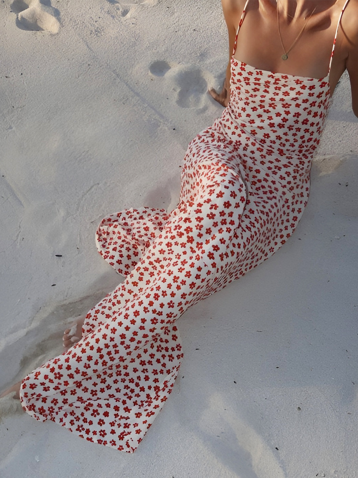 Langes Sommerkleid mit Blumenmuster – Rückenfrei, Fließend