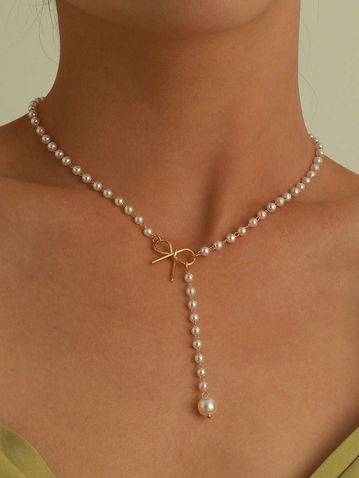 Elegante Halskette mit Perlen und Schleifen