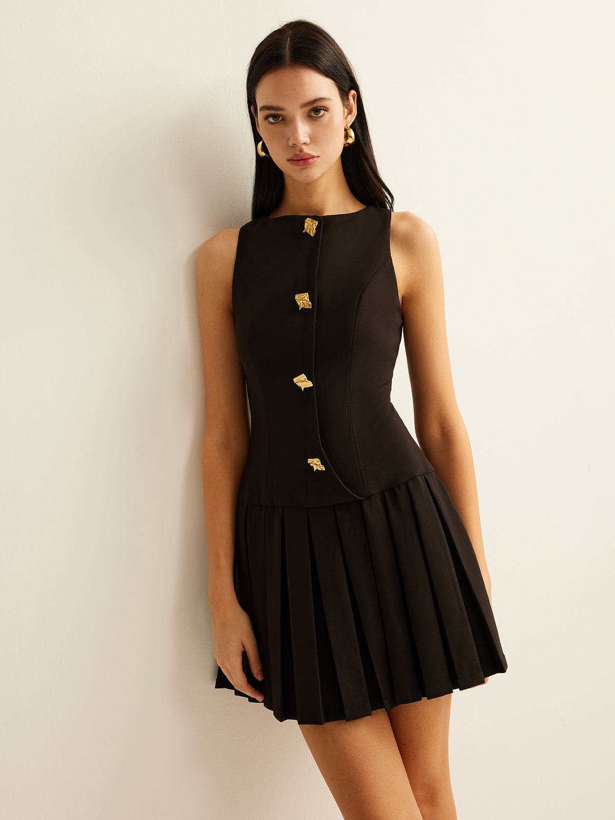 Elegantes Ärmelloses Mini-Kleid mit Falten und Metallknöpfen