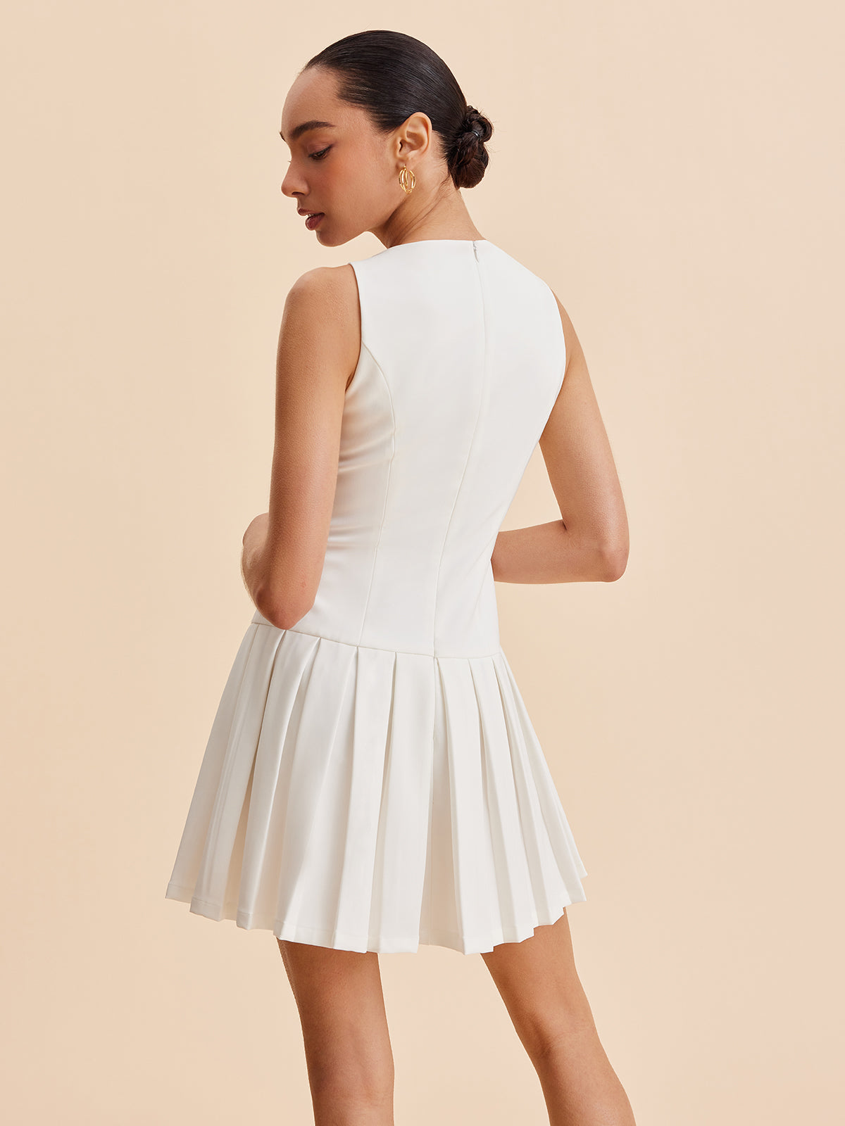 Elegantes Ärmelloses Mini-Kleid mit Falten und Metallknöpfen