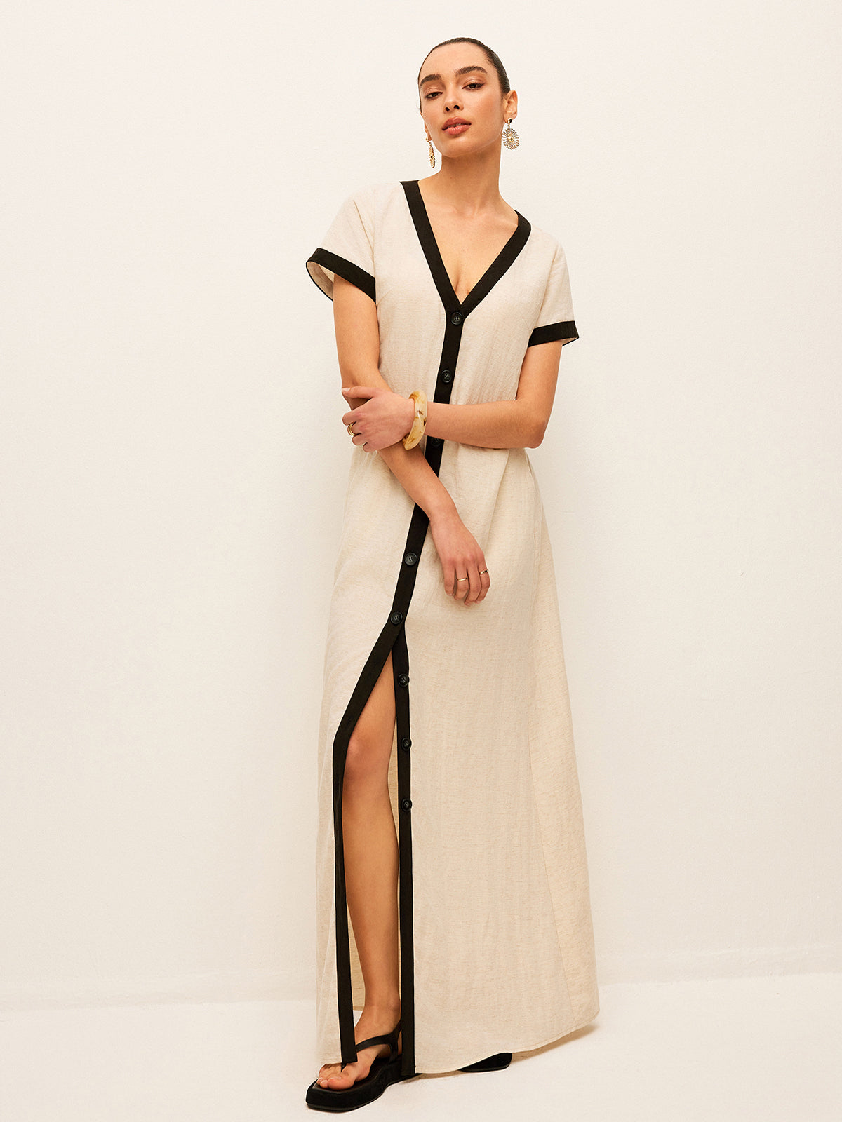 Leinen-Mix Maxikleid mit hohem Schlitz & Kontrastbesatz – Sommerstil