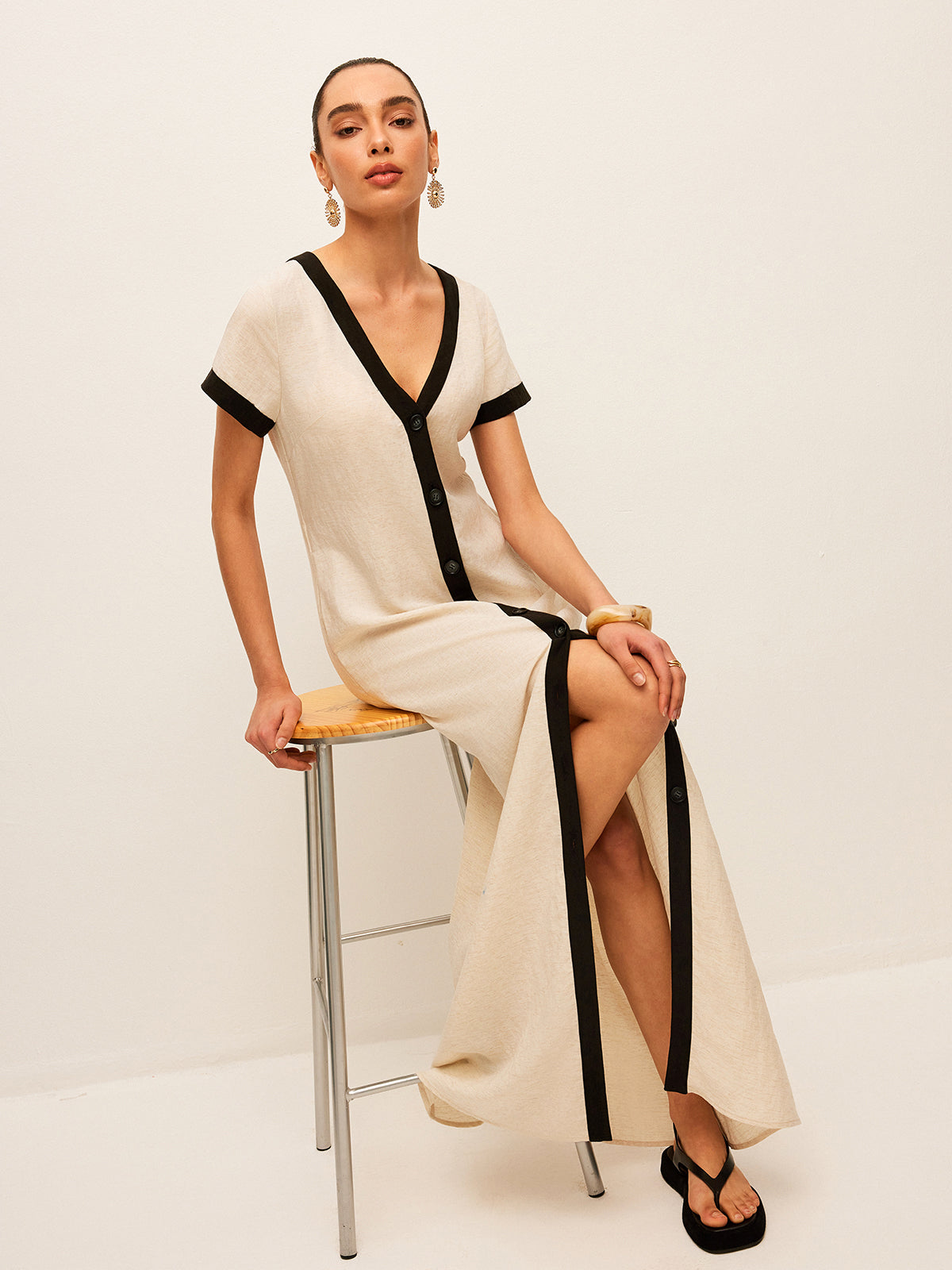 Leinen-Mix Maxikleid mit hohem Schlitz & Kontrastbesatz – Sommerstil
