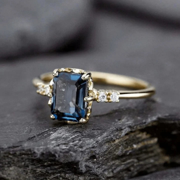 Vintage Ring mit blauem Kristall und Gold