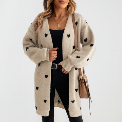 Herzprint Cardigan – Gemütlicher Charme mit einem verspielten Touch