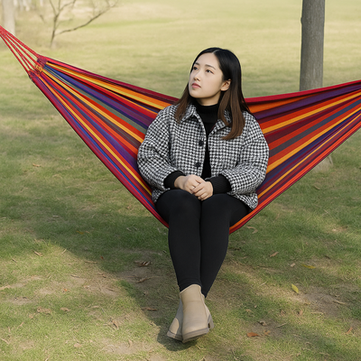 AeroNest – Gestreiftes Hängemattengestell mit atmungsaktivem Open-Weave-Muster