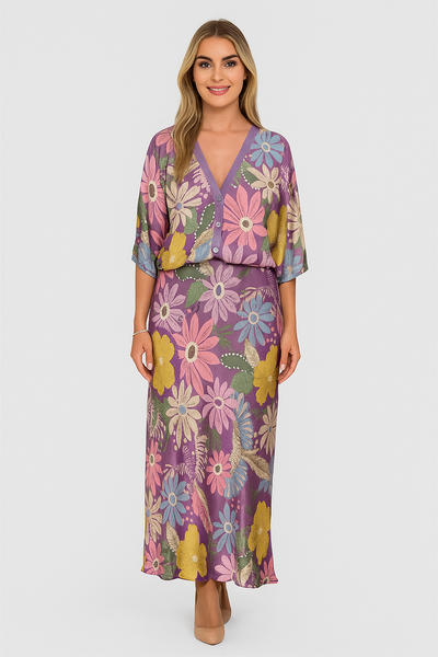 Fleuréline – Verfeinerte Mittellangkleid mit halber Knopfleiste, Knopfleiste und breiten Ärmeln im Blumenmuster