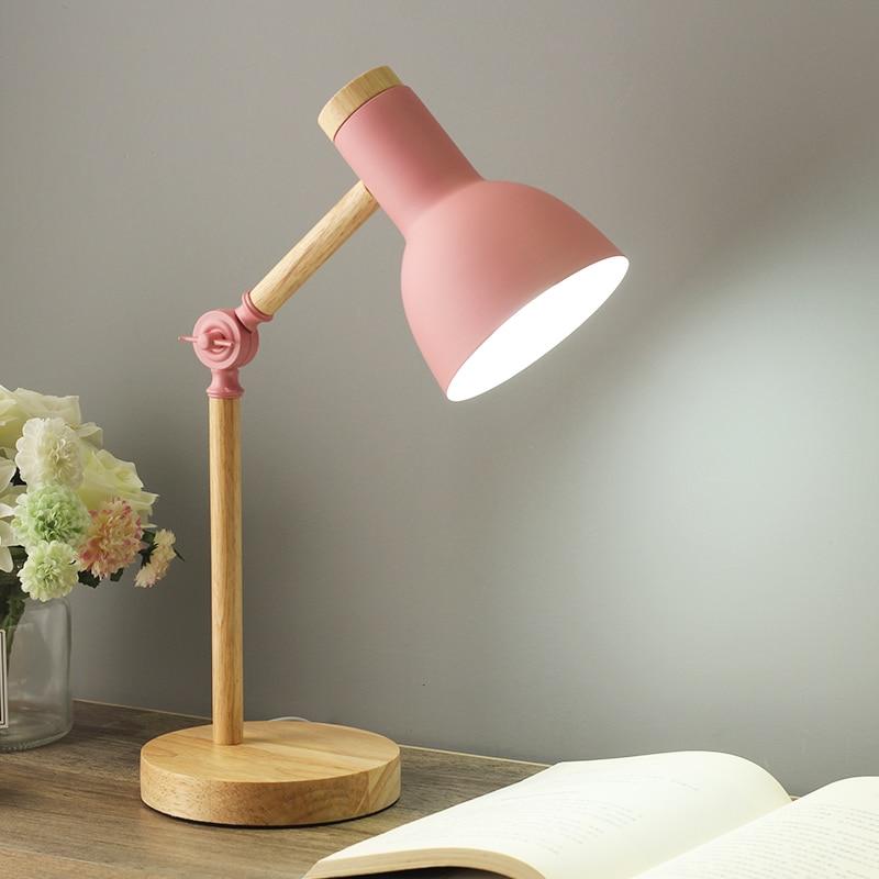 Skandinavische Tischlampe – Minimalistisches Design mit Holzdetails