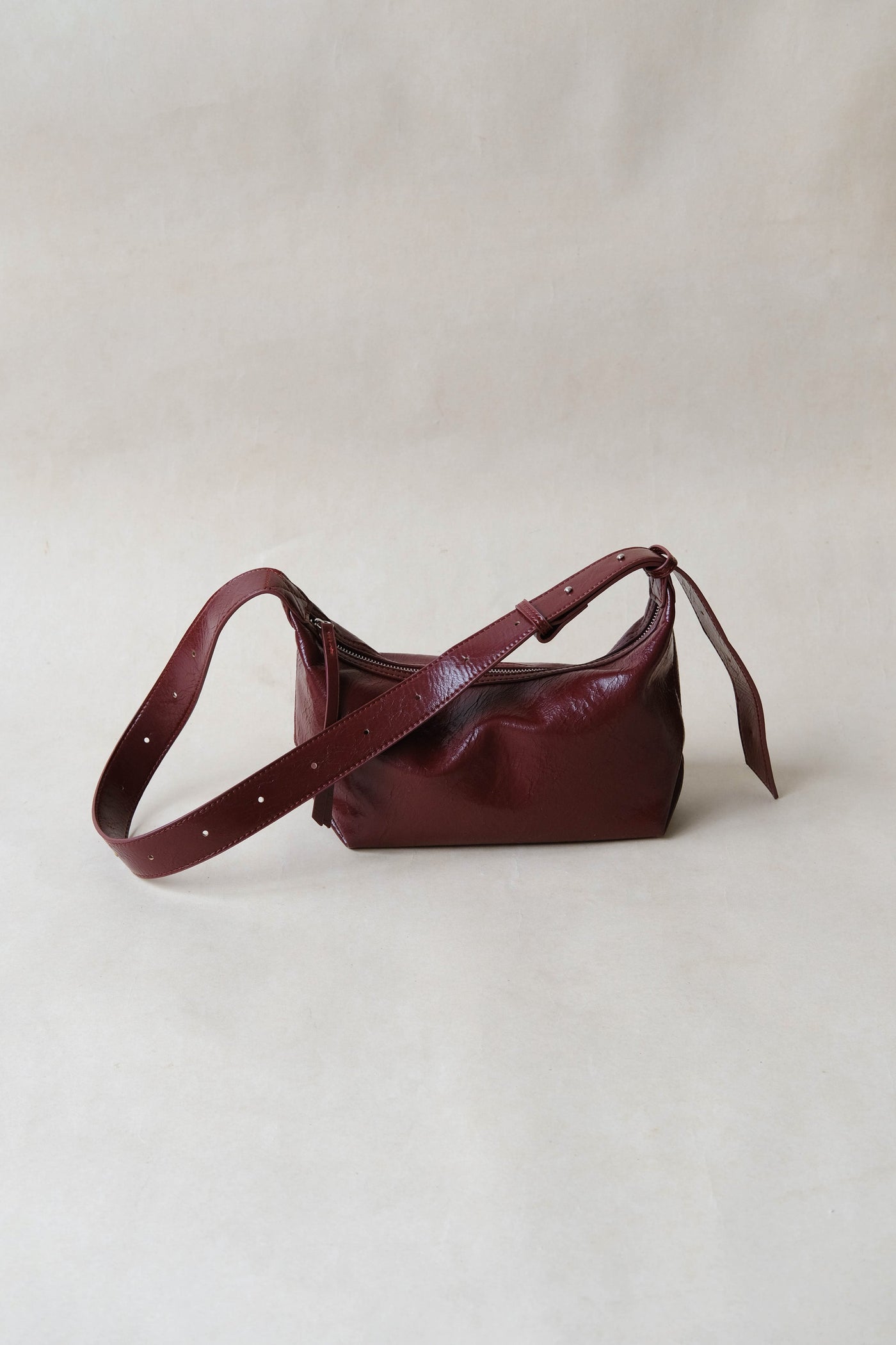 Weinrote Retro Schultertasche aus veganem Leder – Crossbody Handtasche