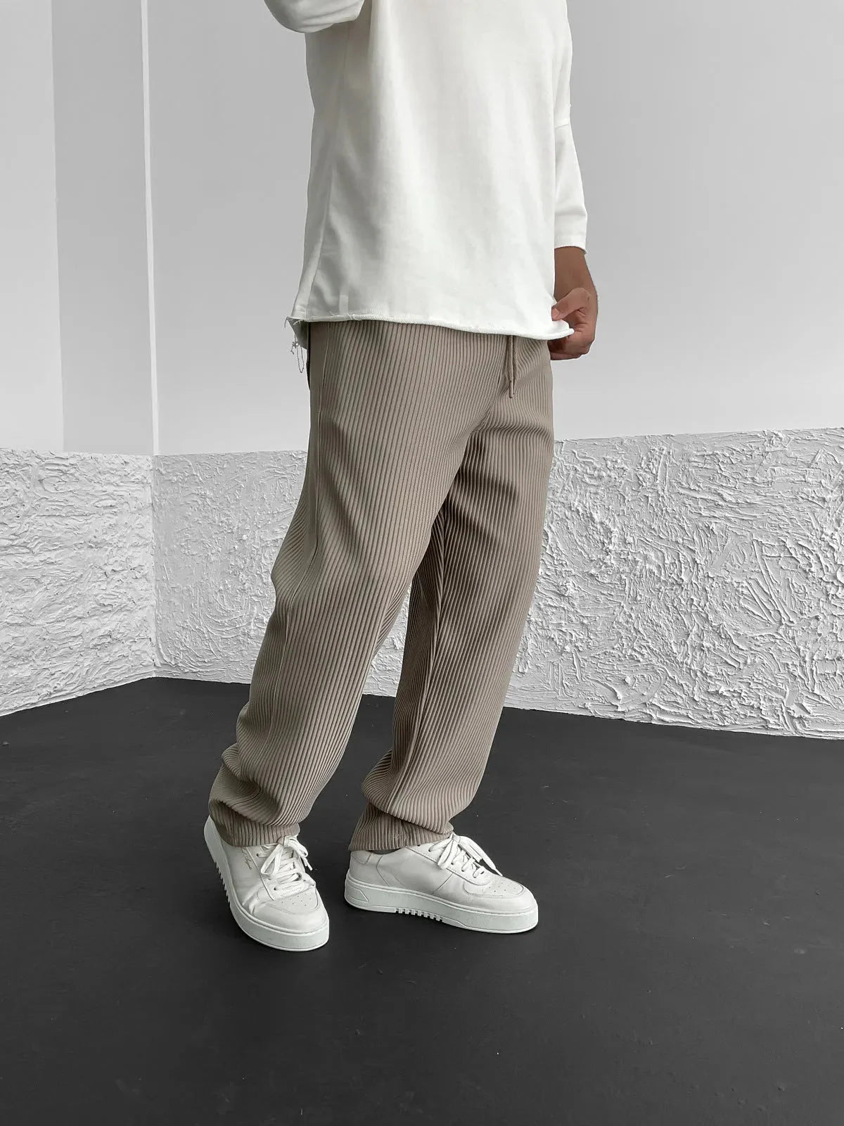 Gerippte Hose – locker sitzende Stretch-Baggy-Hose für Herren mit Kordelzug
