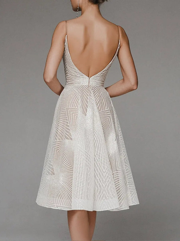 Elegantes damenkleid mit offenem rücken