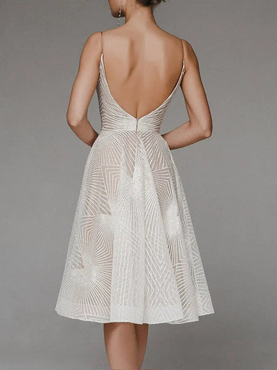 Elegantes damenkleid mit offenem rücken